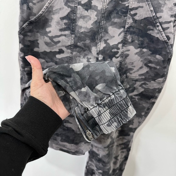 Spanx Women’s Stretch Twill Cargo Joggers - XL - Picture 5 of 12